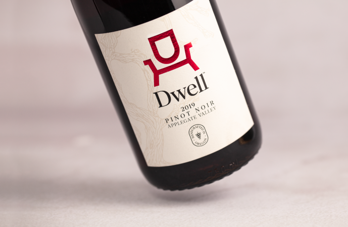 Dwell_Leaning_PinotNoir@2x